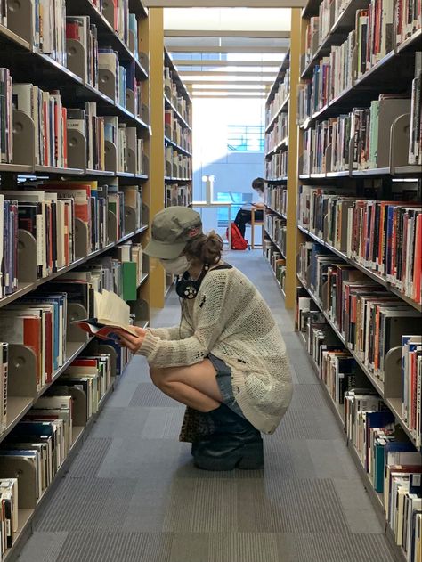 Cute Library Pictures, Book Pic Ideas, Poetry Reading Outfit, Photoshoot Ideas Library, Bookstore Worker Aesthetic, Library Pictures Instagram, Library Instagram Pictures, Library Pics Photo Ideas, Book Store Pictures