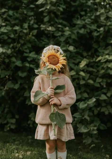 Toddler Photoshoot, Sunflower Photo, Country Kids, Foto Baby, Sunflower Field, Photo Outfit, Baby Photoshoot, Family Photoshoot, Birthday Photos