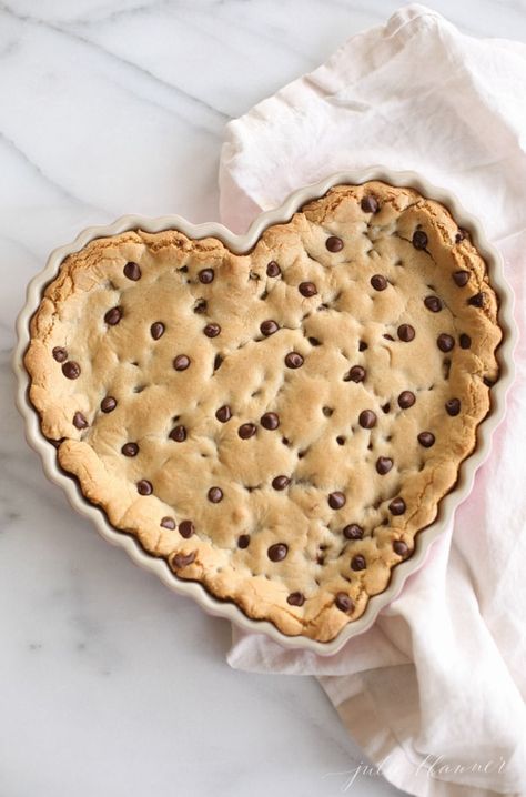 the best chocolate chip cookie cake recipe Chocolate Chip Cookie Cake Recipe, Donut Muffins, Chocolate Chip Cookie Cake, Easy Chocolate Chip Cookies, Cookie Cake Recipe, Chewy Chocolate Chip, Chewy Chocolate Chip Cookies, Best Chocolate Chip Cookie, Cookie Pie