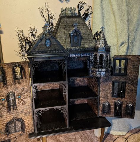 Haunted dollhouse Creepy Dolls Scary Haunted Houses, Diy Haunted Dollhouse Furniture, Spooky Dolls House, Gothic Dolls House, Spooky Doll House, Gothic Doll House, Dollhouse To Haunted House, Haunted Mansion Dollhouse, Spooky Dollhouse Diy