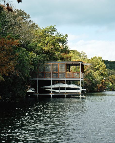 “We wanted to make a delicate mark on the landscape, without blending into it outright,” says Andersson. Modular Home Designs, Inspiring Homes, Prefab Modular Homes, Lakefront Living, Lake Austin, House On Stilts, Floating House, Houseboat, Modern Cabin