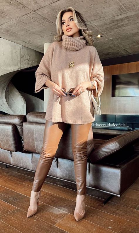 Brown Leather Leggings Outfit, Dressy Jeans, Brown Leather Pants, Winter Fashion Ideas, Leather Leggings Outfit, Look Legging, Leather Pants Outfit, Beige Outfit, Cold Outfits