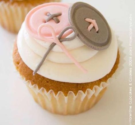 Button Cupcakes! Cupcakes Bonitos, Button Cupcakes, Sewing Cake, Button Cake, Torte Creative, Torte Cupcake, Creative Cupcakes, Sweet Cupcakes, Love Cupcakes