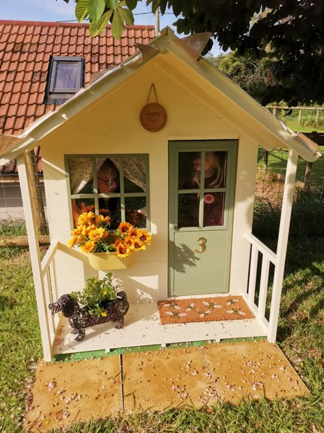 When your playhouse looks this good, everyone in the family wants to come and visit 🐶🥰 Children's Playhouse Ideas, Cottage Garden English, Corner Playhouse, Playhouse Exterior Ideas, Wendy House Interior, Painted Wendy House, Play House Ideas, Wendy House Ideas, Small Playhouse Interior