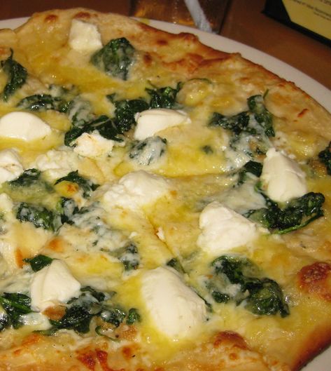 Spinach And Peppers, White Chicken Pizza, White Pizza Recipe, White Pizza Recipes, Spinach Pizza, California Pizza Kitchen, California Pizza, California Food, Pizza Kitchen