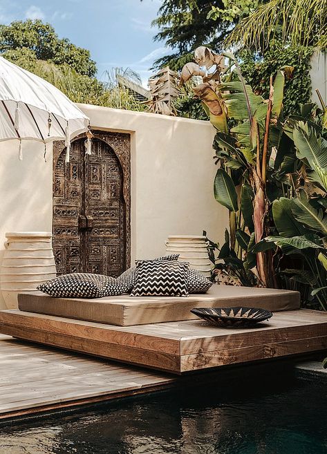 The courtyard is surrounded by a high wall for privacy. The decorative vintage door and oversized pots were sourced in Marrakech. Bohu created a sunbathing platform that can also be used as an informal bench and dining table Bali Bar, Dune Aesthetic, Villa Marrakech, French City, Outdoor Dining Tables, Urban Landscape Design, Resort Design, Urban Oasis, High Walls