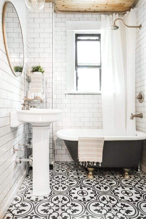 Claw Foot Bathtub, Design Interior Baie, Makeover Kamar Mandi, Black And White Tile, Diy Upholstery, Bilik Air, Black White Bathrooms, White Tile Floor, Bad Inspiration