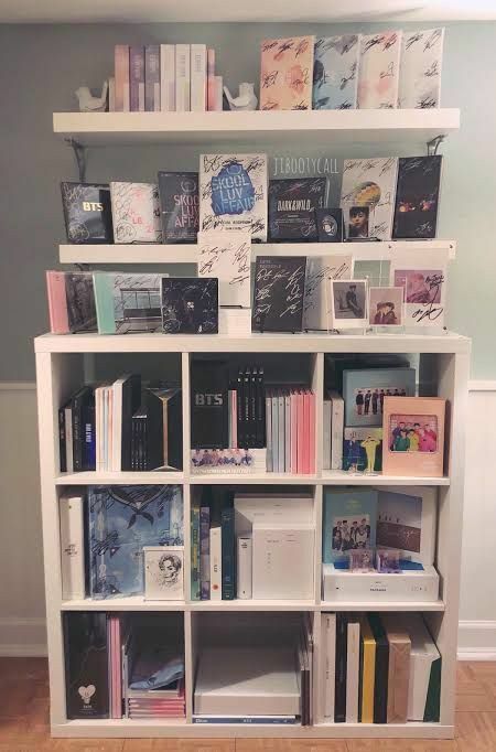 Kpop Albums Shelf, Army Room Decor, Army Room, Aesthetic Room Ideas, Cute Diy Room Decor, Dekorasi Kamar Tidur, Cute Room Ideas, Pretty Room, Room Makeover Inspiration