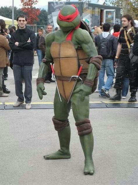 Ninja turtle cosplay Tmnt Cosplay, Good Cosplay, Tmnt Raphael, Raphael Ninja Turtle, Raphael Tmnt, Awesome Cosplay, Cosplay Tutorial, Club Kids, Ninja Turtle