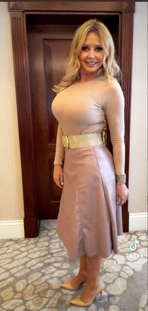 Carol Vordeman, Curvy Women Dresses, Carol Vorderman, Busty Fashion, Curvy Women Outfits, Curvy Women Jeans, Classy Women, Up Girl, A Woman