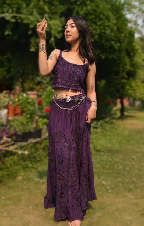 Two Peice Dress, Garden Fairy Core Outfits, Bohemian Looks Women, Witchy Hippie Outfits, Dark Purple Long Dress, 90s Boho Fashion, Boho Fashion Aesthetic, Hippie Skirt Outfit, 90s Hippie Fashion