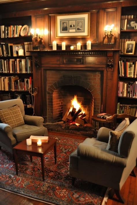 Home Decor Ideas Bookshelves, Home Library Fireplace, Home Library Layout, Dream Library Cozy, Books Fireplace, English Room Decor, Chic Library, Rustic Library, Library Layout