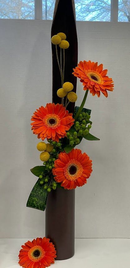 Christmas Floral Designs, Mass Design, Arrange Flowers, Billy Balls, Christmas Vases, Hypericum Berries, Ikebana Arrangements, Church Flower Arrangements, Church Flowers