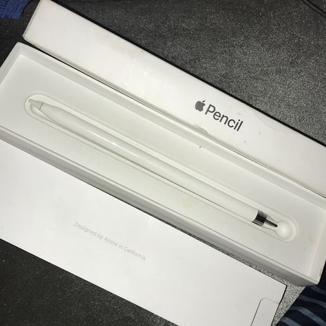 Apple Pencil 1st generation . Apple Pencil Aesthetic, Apple Pencil 1st Generation, Pencil For Ipad, Pink Ipad, Ipad Air 5, Visual Board, Freshman Year, Apple Pencil, Rich Girl