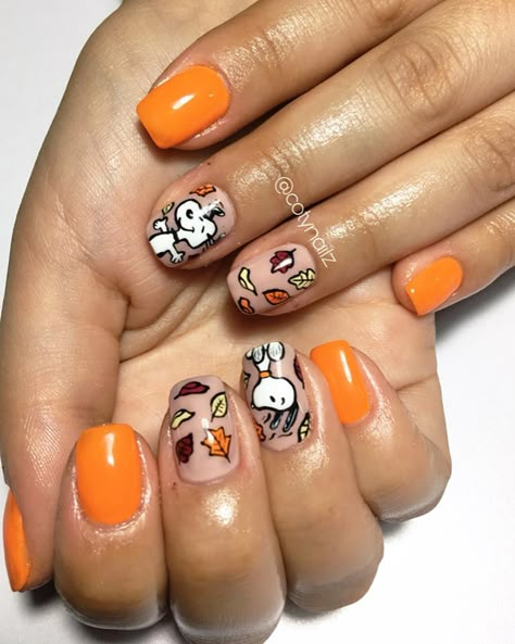 Snoop Peanuts Thanksgiving Nails, Charlie Brown Nail Art, Snoopy Nails Simple, The Great Pumpkin Charlie Brown Nails, Charlie Brown Nails Thanksgiving, Halloween Snoopy Nails, Peanuts Halloween Nails, Great Pumpkin Charlie Brown Nails, Snoopy Nails Halloween