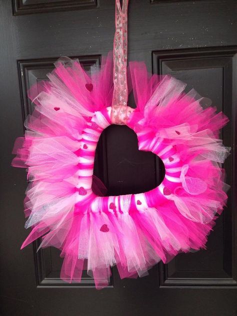 Wreath With Tulle, Valentine Wreath Tutorial, Tulle Wreath Diy, Tulle Crafts, Valentine Wreath Diy, Diy Tulle, Idee Babyshower, Tulle Wreath, Heart Shaped Wreaths