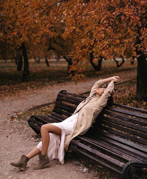 Autumn Park Photoshoot, Autumn Studio Photoshoot, Fall Park Photoshoot, Autumn Shooting Photo Ideas, Fall Editorial Photoshoot, November Photoshoot Ideas, Outdoor Fall Photoshoot, Bench Photoshoot, Autumn Poses