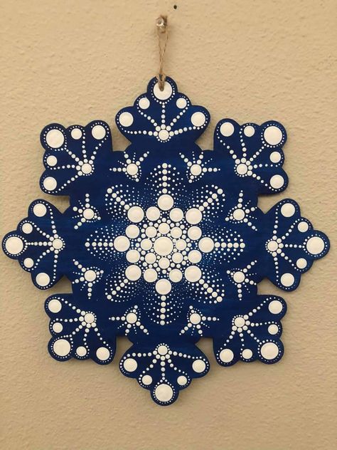 Mandala Dot Painting Snowflake, Painted Snowflakes On Wood, Dot Christmas Ornaments, Christmas Dotting, Dot Painting For Beginners Tutorial, Hexagon Mandala, Dot Mandela, Painting Snowflakes, Dot Rocks