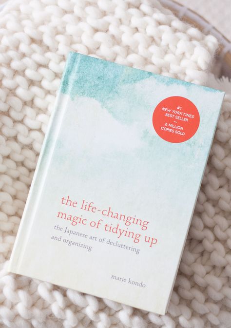 This simple review of The Life-Changing Magic of Tidying Up breaks down the KonMari method into easy to understand bits so you can get started decluttering and tidying your home today. More tips and a free printable decluttering checklist also available. Marie Kondo Book, The Life Changing Magic Of Tidying Up, Marie Kondo Checklist, Konmari Books, Pretty Organization Ideas, Reading Checklist, Konmari Organizing, Decluttering Checklist, Target Clearance