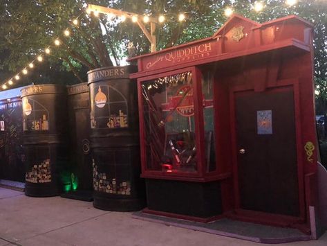 Family turns house into Diagon Alley from 'Harry Potter' for Halloween - Insider Diagon Alley Shops, Harry Potter Train, Harry Potter Diagon Alley, Harry Potter Font, Harry Potter Halloween Party, Halloween Themes Decorations, Harry Potter Items, Christmas Light Displays, Harry Potter Halloween