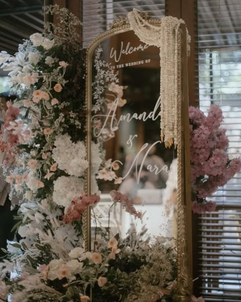 Moodboard Wedding Decoration, Pelamin Klasik Tradisional Melayu, Backdrop Ideas For Wedding, Welcoming Board, Nikah Attire, Dekor Lamaran, Welcome Gate, Wedding Gate, Moodboard Wedding