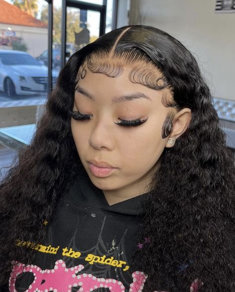 Curly Wig With Dramatic Edges, Middle Part With Dramatic Edges, Edges For Curly Wig, Dramatic Wig Edges, Middle Edges Wig, Curly Wig Edges, Dramatic Edges On Wig, Dramatic Edges Wig, Lace Front Edges