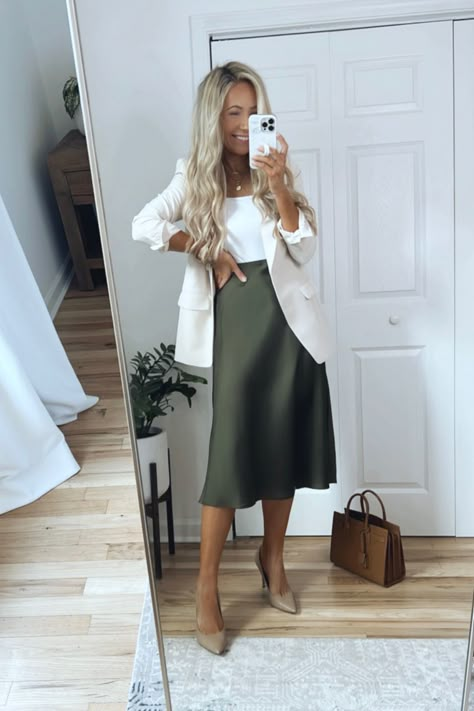 Skirt Outfit For Work, Slip Skirt Outfit, Blazer Off White, Silk Skirt Outfit, Outfit For Work, Smart Casual Work Outfit, Look Office, Look Formal, Casual Skirt Outfits