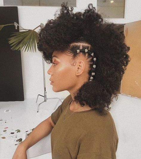 Curly Hairstyles For Prom, Smart Hairstyles, Curly Prom Hair, Cabello Afro Natural, Natural Hair Accessories, Hairstyles For Prom, Pelo Afro, Healthy Natural Hair, Natural Hair Styles Easy