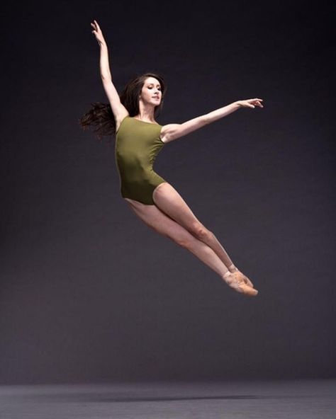 Ballet Photography Poses, Female Action Poses, Ballet Pose, Dance Picture Poses, Dance Photo Shoot, Dance Photo, Dance Photography Poses, Ballet Poses, Dancers Art