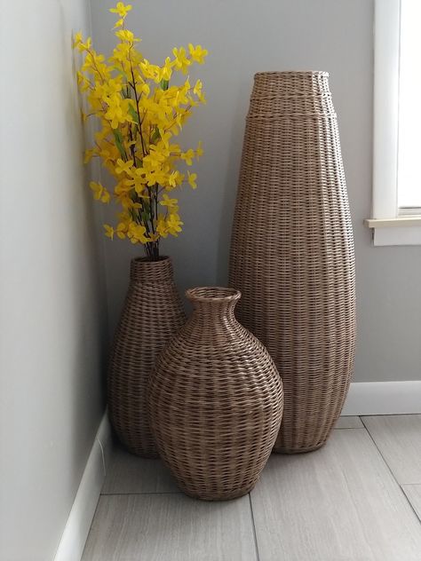 Floor Vase Decor, Office Candy, Drawing Room Decor, Basket Weaving Patterns, Newspaper Basket, Vase Crafts, Rope Crafts Diy, Paper Weaving, Newspaper Crafts