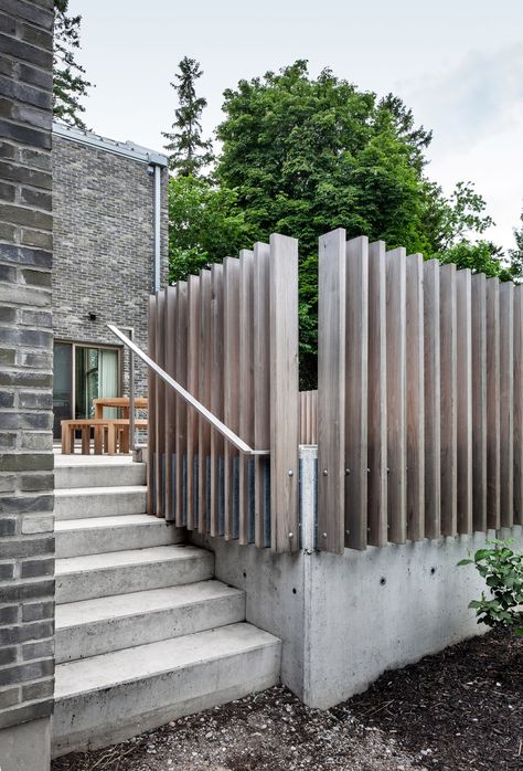 Farm buildings inform design of Canadian lakeside home by Trevor Horne Architects Outdoor Fence Design, Scandinavian Fence, Modern Fence Design, House Fence Design, Modern Fence, Farm Buildings, Lake Ontario, Waterfront Homes, Fence Design