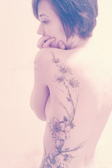 Beautiful tattoos, concise and artistic breath Tattoos Torso, Tattoo Ribs, Tattoo On, Flower Tattoos, Flower Tattoo, A Woman, Tattoos, Quotes, Flowers