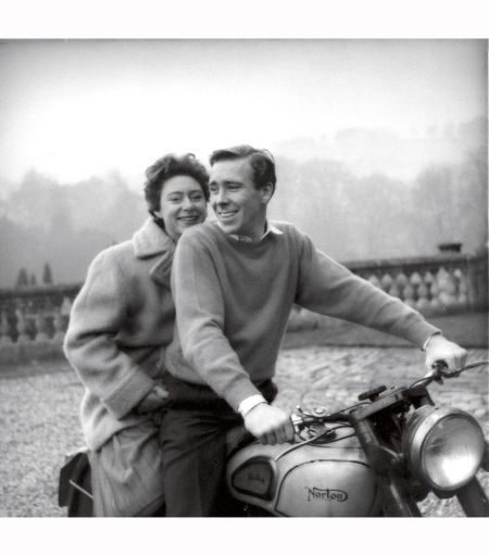 lord-snowdon-with-princess-margaret-on-his-morton-motorbike Prinses Margaret, Lord Snowdon, Princesa Margaret, Lady Sarah Chatto, Margaret Rose, Prinz Charles, Elisabeth Ii, Princess Margaret, British Monarchy