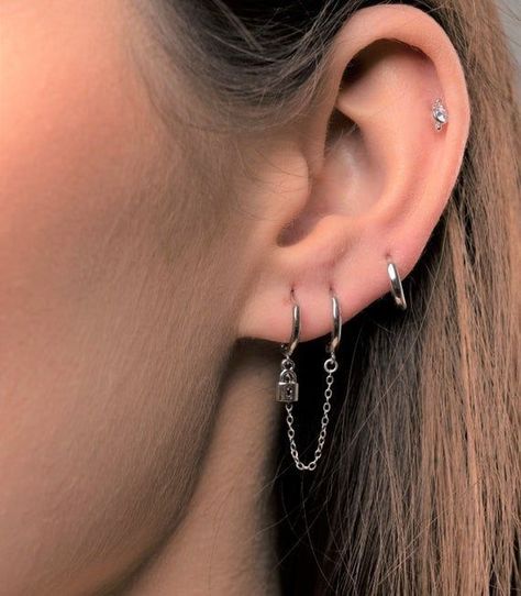 A Bunch Of Ear Piercings, Nice Ear Piercings, Double Chain Earrings, Ear Piercings Inspiration Grunge, Bunch Of Ear Piercings, Ear Peicerings, Ear Piercings Inspiration Classy, Alternative Ear Piercings, Multiple Ear Piercings Silver