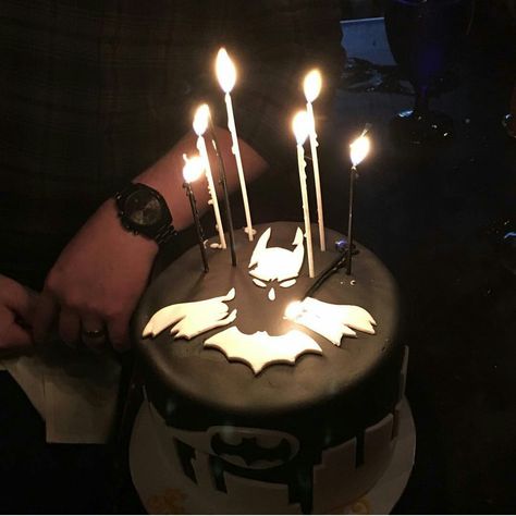 Batman cake Cakes For Boyfriend, Birthday Gift For Bf, Birthday Aesthetic, Batman Cake, Batman Dark, Batman Pictures, Birthday Art, Batman Birthday, Bf Gifts