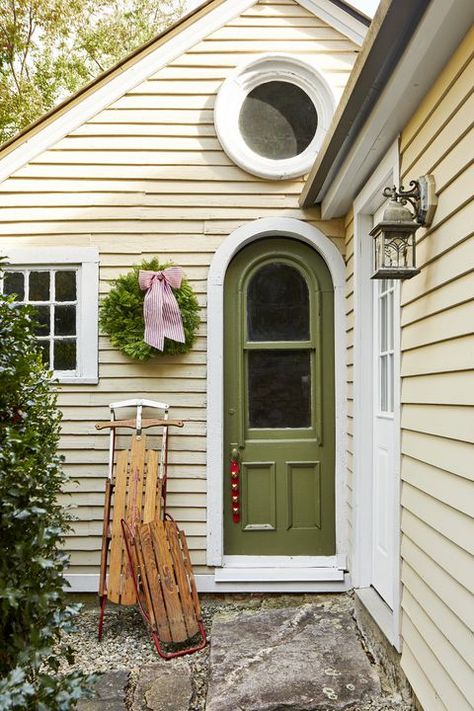 56 Best Outdoor Christmas Decorations - DIY Porch Decorations Christmas Front Door Decorations, Best Outdoor Christmas Decorations, Green Front Door, Front Door Decorations, Christmas Front Door, Beautiful Front Doors, Christmas House Lights, Door Paint Colors, Diy Porch