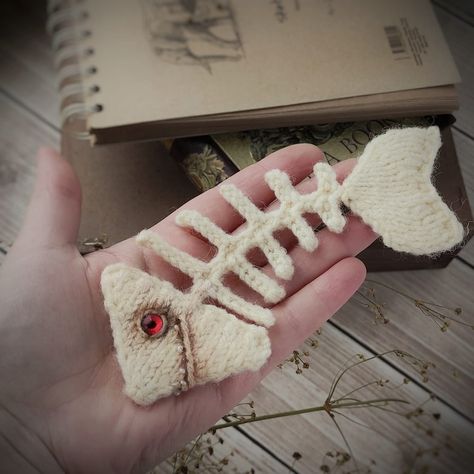 Reel In The Creepy With This Incredible Fishy Skeleton Pattern - KnitHacker Knitted Fish, Ponytail Hat Pattern, Pattern Bookmark, Unique Fish, Fish Skeleton, Keychain Pattern, Bone Structure, Cool Car Accessories, Pastel Sec