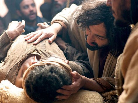 FreeBibleimages :: Jesus forgives and heals a paralysed man :: A paralysed man's friends make a gap in the roof to lower him to Jesus (Mark 2:2-12, Luke 5:17-26) Jesus Heals Paralyzed Man, Jesus Forgives, Paralyzed Man, Biblical Artwork, Bible Photos, Jesus Heals, Free Stories, Jesus Face, Big Book