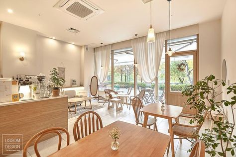 Simple Cafe Interior Design, Simple Cafe Design, Mini Cafe Design Interiors, Aesthetic Cafe Interior, Muji Cafe, Cafe Design Inspiration, Coffee House Design, Simple Cafe, Mini Cafe