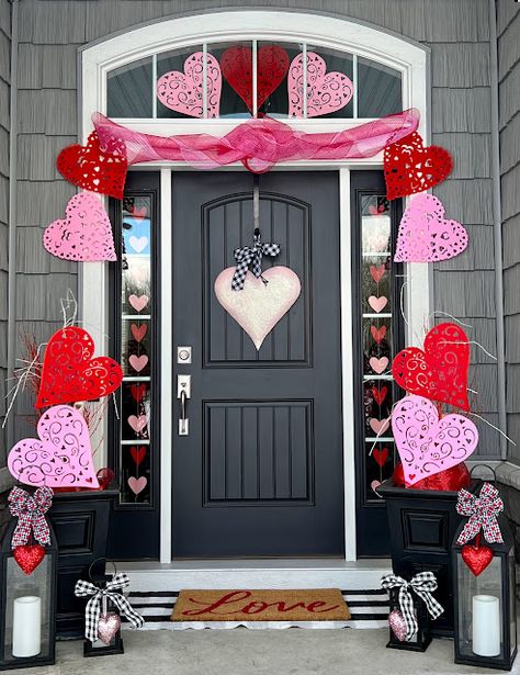 Valentine Porch, Valentines Day Decor Diy, Valentines Porch Decor, Valentine Bulletin Boards, Vintage Valentines Decorations, Valentine Door Decorations, Valentine Tree, Romantic Room, Diy Valentine's Day Decorations