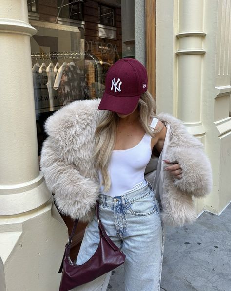 White Tank Top Outfit Winter, Burgundy Cap Outfit, Fall Baseball Cap Outfit, White And Maroon Outfit, Jean Fur Jacket Outfit, Faux Fur Jacket Outfit Casual, Baseball Cap Outfit Fall, Sporty Fall Outfits, Ball Cap Outfit