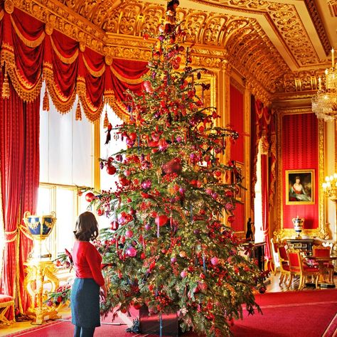 A Look Inside the Christmas Holidays With the Royal Family — People The Crown Behind The Scenes, Christmas In Britain, Christmas Invites, Royal Family Christmas, The British Royal Family, Royal Christmas, Christmas Invitations, The Royal Family, Family Traditions