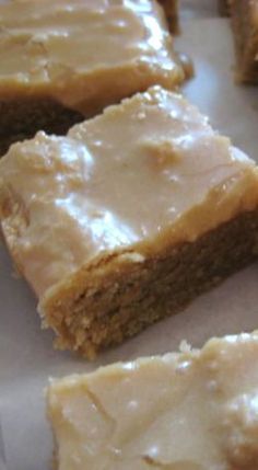 Cafeteria Peanut Butter Bars, Peanut Butter Bars Recipe, Resep Brownies, Torte Cupcake, Butter Bars, Peanut Butter Desserts, School Cafeteria, Peanut Butter Bars, Cake Bars