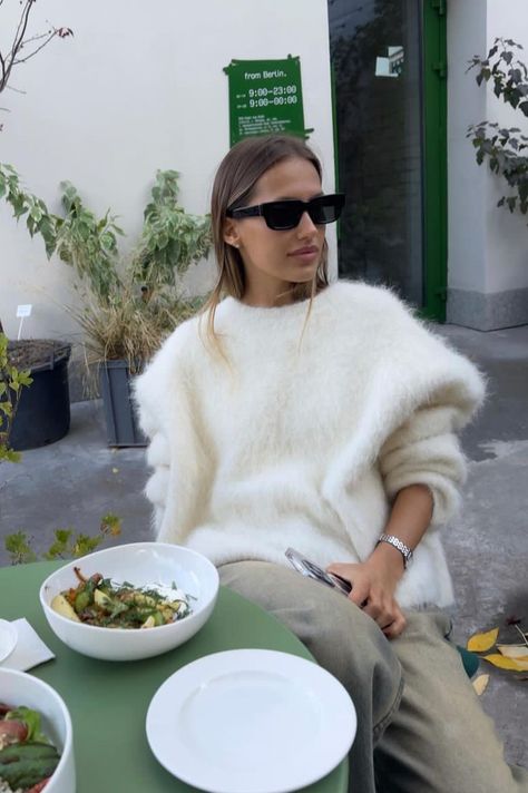 Fluffy Sweater Outfit, Chunky Wool Scarf, White Sweater Outfit, White Oversized Sweater, Couture Details, Casual Chic Style, White Sweater, Autumn Outfit, Outfit Inspo Fall