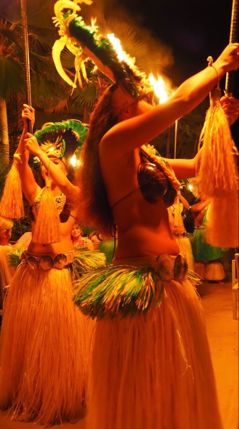 Traditional Polynesian hula dancer Polynesian Fire Dancer, Hawaiian Culture Outfit, Hawaii Hula Dancers, Hawaii Dance Hula, Vintage Luau, Maui Luau, Hawaii Hula, Hawaiian Dancers, Tiki Art