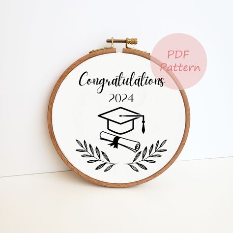 Graduation Embroidery, Year Embroidery, Diploma Design, Graduation Keepsake, Library School, Cap Embroidery, Tote Bags For School, School Tote, Graduation Year