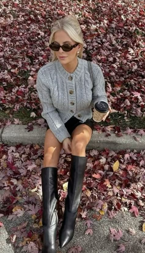 Check more at https://beautyfashionideas.com/heels/10551/ Stile Blair Waldorf, Adrette Outfits, Look Adidas, New York Outfits, Fest Outfits, Estilo Indie, Skandinavian Fashion, Fall Fits, Trendy Fall