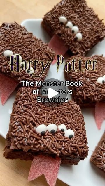 Potterhead ⚯͛ Flatlays ⚯͛ DIY on Instagram: "Ihr benötigt:  -Brownies -Zuckeraugen -saure Drachenzungen @hitschies.official  -Schokostreusel -Kuvertüre  #monsterbuchdermonster#monsterbuchdermonsterbrownies#monsterbookofmonsters#monsterbookofmonstersbrownies#mugglecontent#harrypottersnack  @harrypotterde @harrypotter" Slytherin Snack Ideas, Harry Potter Charcuterie Board Ideas, Easy Harry Potter Treats, Harry Potter Party Desserts, Harry Potter Monster Book Cake, Harry Potter Recipes Easy, Mandrake Brownies, Prisoner Of Azkaban Themed Food, Harry Potter Brownies