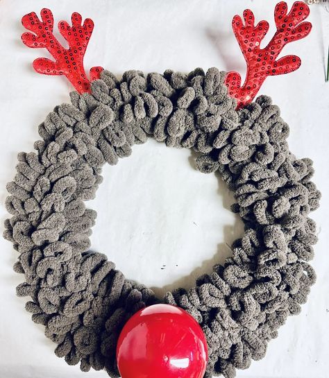 Dollar Tree Reindeer, Candy Wreath Christmas, Holiday Wreath Craft, Reindeer Wreath, Loopy Yarn, Pom Wreath, Dollar Store Christmas Crafts, Candy Wreath, Rudolph The Red Nosed Reindeer