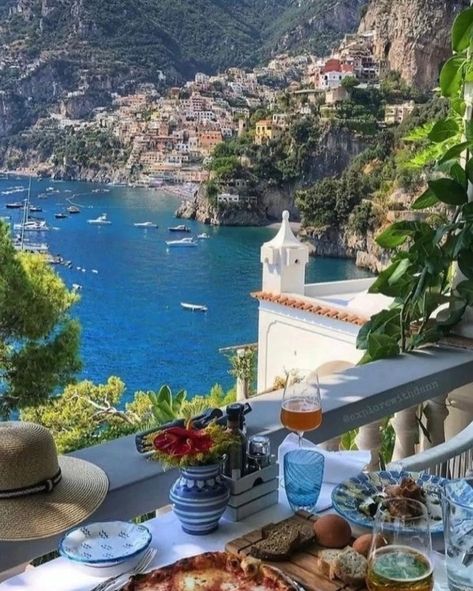 mentally here 🥖🍝🍷🍶⛱️☀️🌊 Amalfi Coast Restaurants, Italian Bistro, Italy Tourism, Italy Landscape, Italian Life, Italy Food, Italy Tours, Italy Photo, Visit Italy